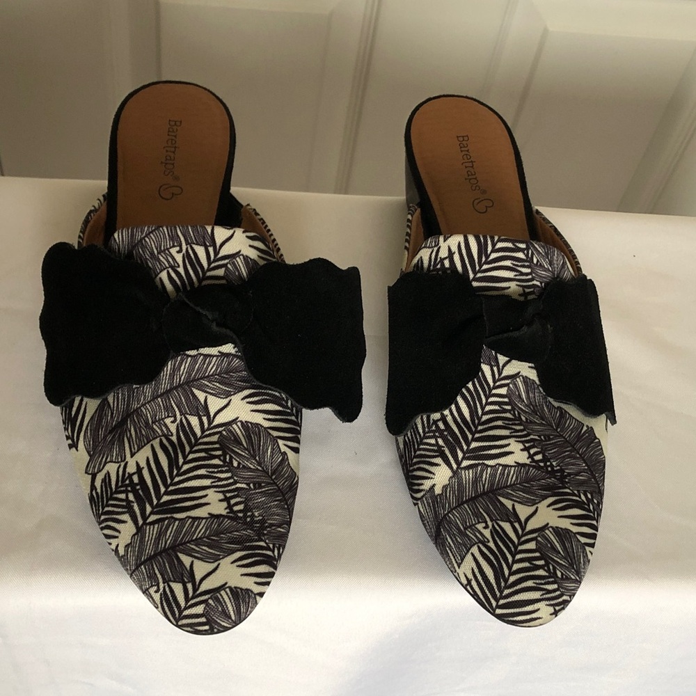 BareTraps Black and White Leaf Pattern Mules